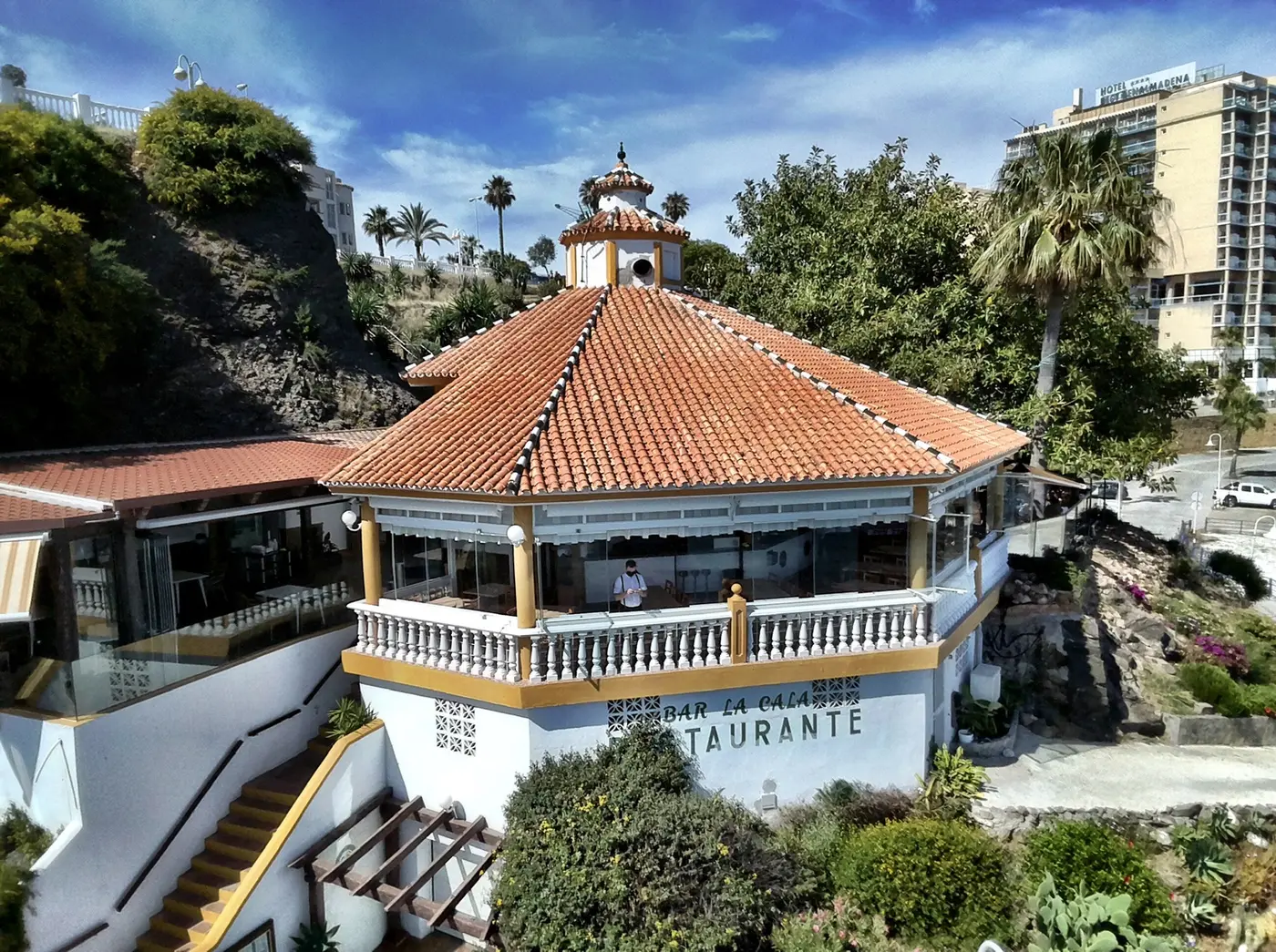Edificio de Restaurante La Cala frente al Mediterráneo